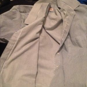 A horizontal striped collar shirt